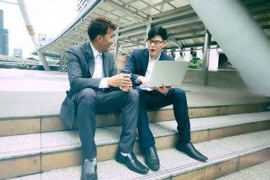 İş Arkadaşları Şehirde Köprüde Otururken Konuşuyor 