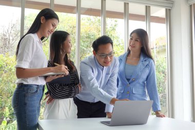Yaratıcı iş adamları günlük takım konuşma ve beyin fırtınası ile Asya ve Çok ırklı İş adamları Ofis Grubu başlangıç çalışan