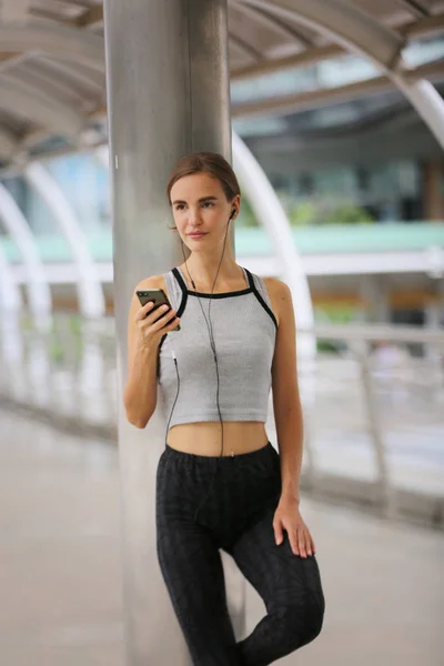 Portret Van Jonge Vrouw Luisteren Muziek Het Sporten Van Yoga — Stockfoto