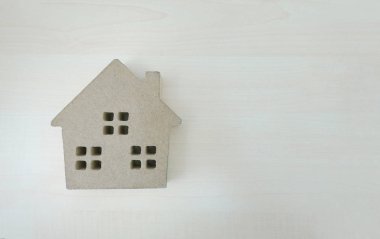 Ahşap arka planda ev modeli