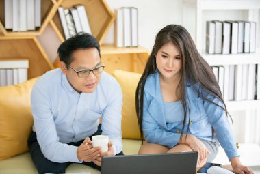 Yaratıcı iş adamları günlük takım konuşma ve beyin fırtınası ile Asya ve Çok ırklı İş adamları Ofis Grubu başlangıç çalışan