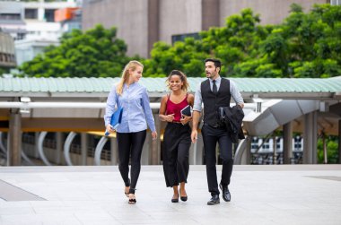 Yaya Köprüsünde Yürürken İş Adamları Tartışıyor