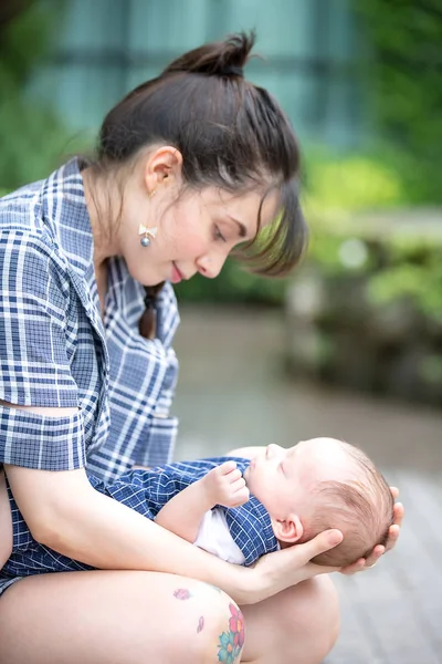 Parkta Bebeğiyle Genç Bir Anne — Stok fotoğraf