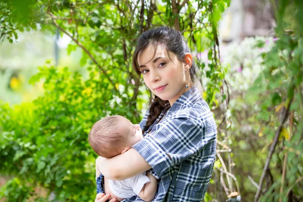 Parkta Bebeğiyle Genç Bir Anne — Stok fotoğraf