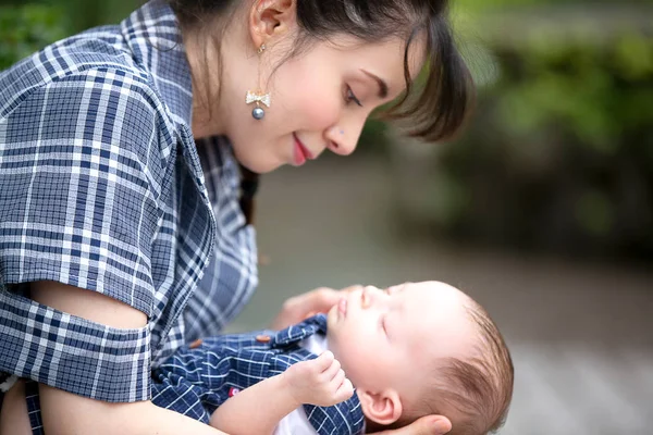 Parkta Bebeğiyle Genç Bir Anne — Stok fotoğraf