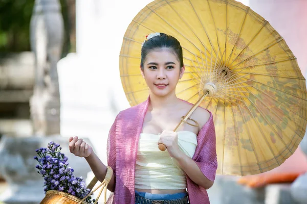 Portret Uśmiechniętej Młodej Kobiety Thai Lanna Tradycyjne Ubrania Uśmiechnięte Młoda — Zdjęcie stockowe