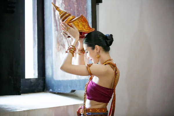 아시아 여성의 초상화가 조각하는 예술에 맞서서 — 스톡 사진