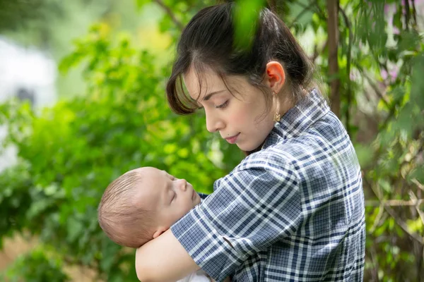 Genç Anne Bebeği Parkta — Stok fotoğraf