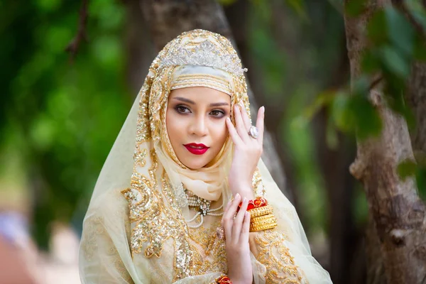 Portrait Jeune Mariée Portant Mariage Hijab Debout Plein Air — Photo