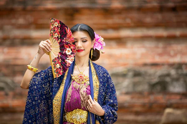 Indonesia Joven Hermosa Mujer Con Vestido Tradicional Pie Mirar Cámara — Foto de Stock