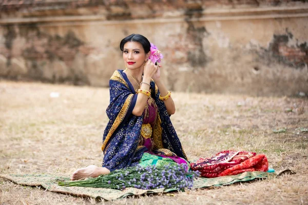 Indonesien Junge Schöne Frau Traditioneller Kleidung Steht Und Blickt Die — Stockfoto