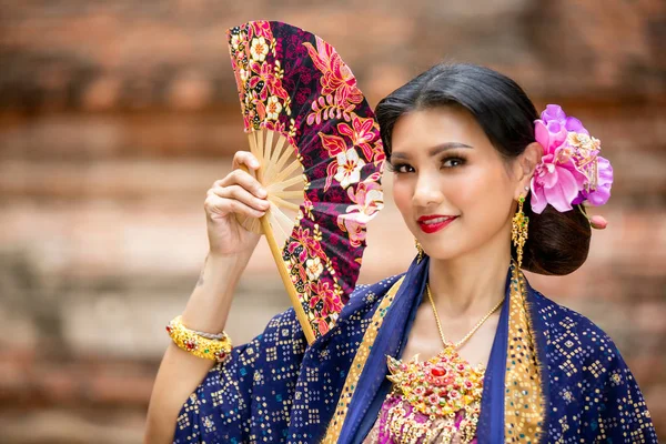 Indonesien Junge Schöne Frau Traditioneller Kleidung Steht Und Blickt Die — Stockfoto