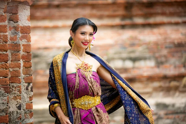 インドネシア伝統的なドレスを着た若い美しい女性が立ち ベドゥグル インドネシアの天国ハンダラゴルフゲートにゲートでカメラを見て — ストック写真
