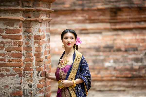 Indonésia Jovem Mulher Bonita Com Vestido Tradicional Olhar Para Câmera — Fotografia de Stock