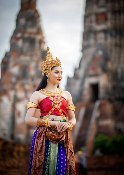 Porträt Einer Asiatischen Frau Traditioneller Thailändischer Tänzerkleidung Stehen Vor Einer — Stockfoto