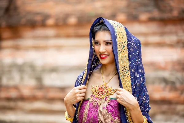 Indonezja Młoda Piękna Kobieta Tradycyjnym Sukienka Stoi Patrzeć Aparat Brama — Zdjęcie stockowe