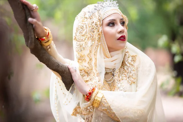 Retrato Novia Joven Usando Boda Hijab Pie Aire Libre — Foto de Stock