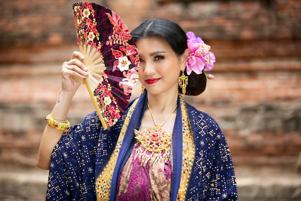 Indonesien Junge Schöne Frau Traditioneller Kleidung Steht Und Blickt Die — Stockfoto