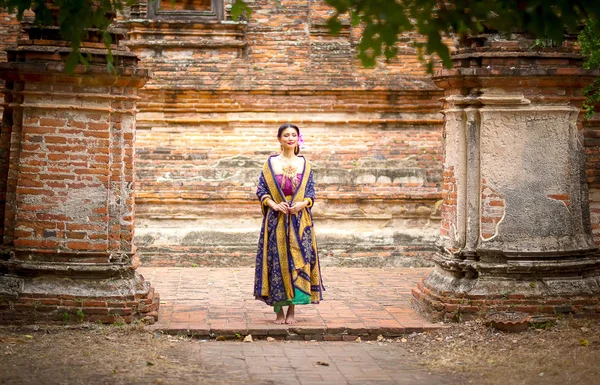 Indonezja Młoda Piękna Kobieta Tradycyjnym Sukienka Stoi Patrzeć Aparat Brama — Zdjęcie stockowe