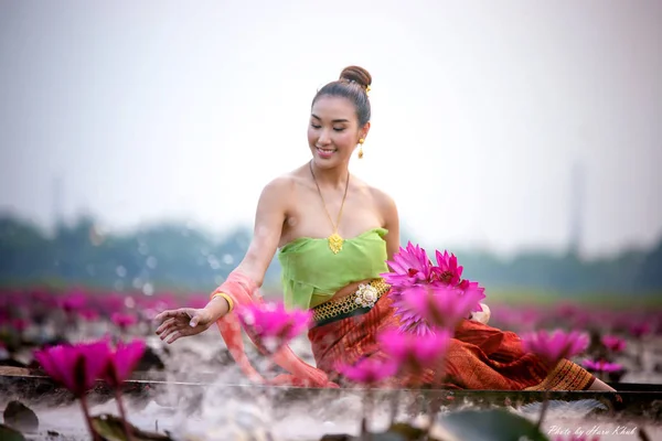 Gölde Teknede Otururken Lotus Tutan Kadın — Stok fotoğraf