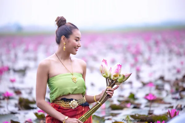 Kobieta Tradycyjnym Stroju Gospodarstwa Różowy Kwiat Lotosu Jeziorze Tajlandia — Zdjęcie stockowe