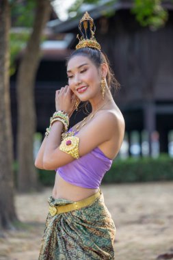 Ağaç Karşı Ayakta Iken Uzak Bakıyor Gelenek Giyim Gülümseyen Kadın