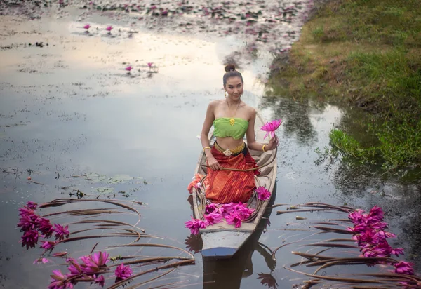 Kobieta Tradycyjnej Odzieży Holding Lotus Siedząc Łodzi Jeziorze — Zdjęcie stockowe