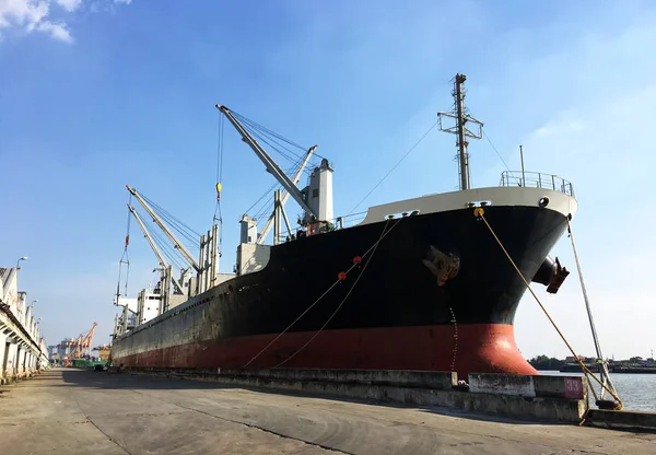 Nagy Teherhajó Kikötőben — Stock Fotó