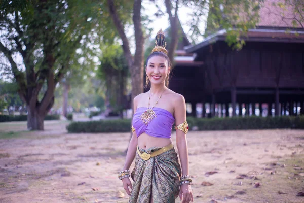 Lächelnde Frau Traditioneller Kleidung Schaut Weg Während Sie Gegen Baum — Stockfoto