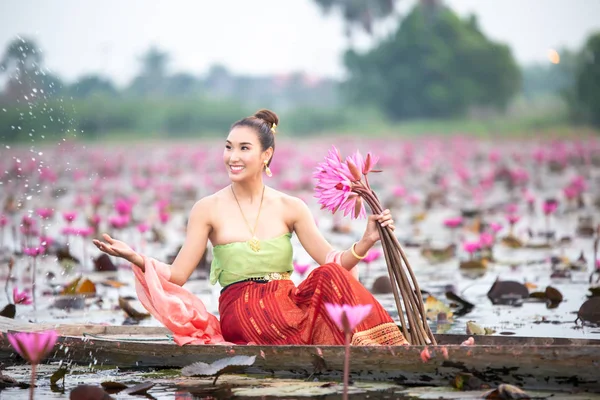 Frau Traditioneller Kleidung Hält Lotus Während Sie Auf Einem Boot — Stockfoto