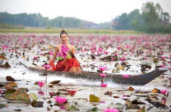 Frau Traditioneller Kleidung Hält Lotus Während Sie Auf Einem Boot — Stockfoto