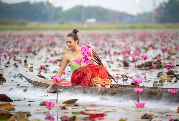 Frau Traditioneller Kleidung Hält Lotus Während Sie Auf Einem Boot — Stockfoto