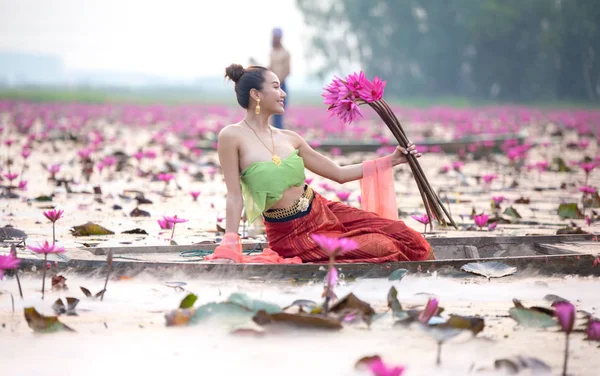 Frau Traditioneller Kleidung Hält Lotus Während Sie Auf Einem Boot — Stockfoto