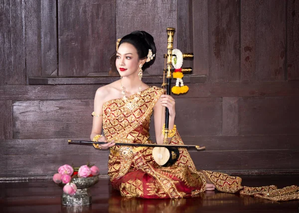 Retrato Mujer Joven Vestida Con Ropa Tradicional Sentada Toca Instrumento — Foto de Stock