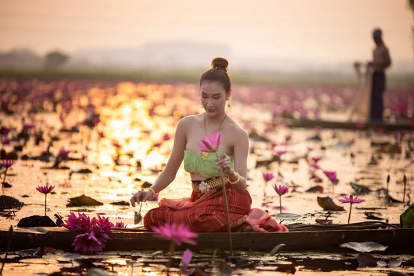 Frau Traditioneller Kleidung Hält Lotus Während Sie Auf Einem Boot — Stockfoto