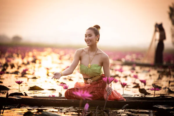Mulher Vestuário Tradicional Segurando Lotus Enquanto Sentado Barco Lago — Fotografia de Stock