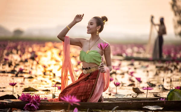 Donna Abbigliamento Tradizionale Che Tiene Lotus Mentre Seduto Barca Nel — Foto Stock