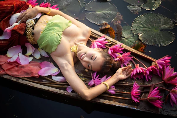 Draufsicht Frau Traditioneller Kleidung Liegt Neben Rosa Lotus Boot See — Stockfoto
