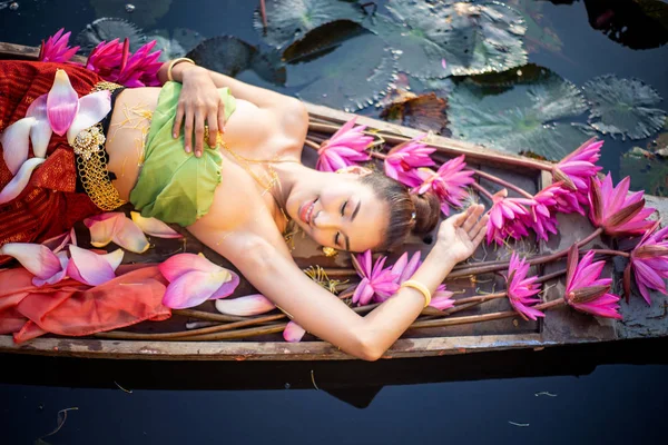 Kobieta Tradycyjnej Odzieży Leżącej Pink Lotus Łodzi Jeziorze — Zdjęcie stockowe