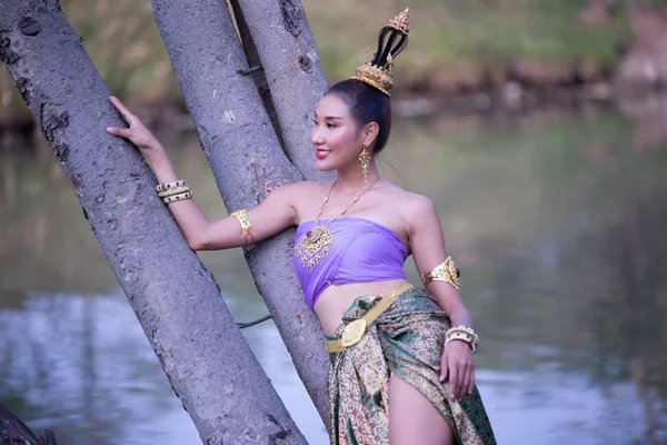 Mujer Sonriente Con Ropa Tradición Mirando Hacia Otro Lado Mientras — Foto de Stock