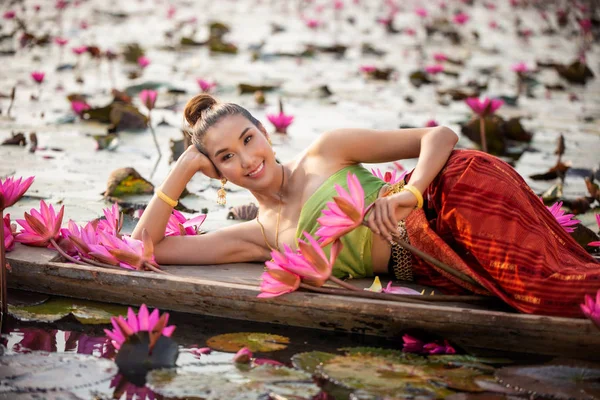 Mujer Con Ropa Tradicional Acostada Por Pink Lotus Barco Lago —  Fotos de Stock