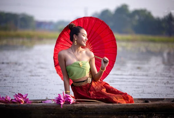 Portret Uśmiechnięta Kobieta Trzyma Parasol Siedząc Łodzi Jeziorze — Zdjęcie stockowe