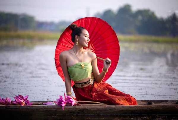 Portrait Femme Souriante Tenant Parapluie Tout Étant Assis Sur Bateau — Photo