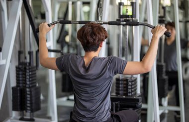 Genç adam Gym şınav 