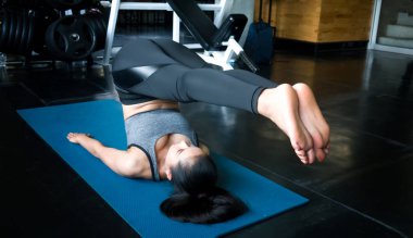 Spor Salonunda Egzersiz Genç Kadın