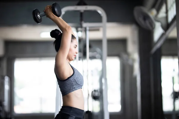 Jonge Vrouw Trainen Sportschool — Stockfoto