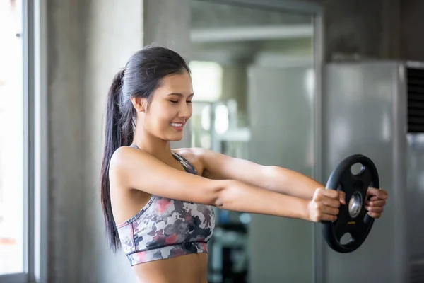 Portret Van Jonge Vrouw Trainen Gym — Stockfoto