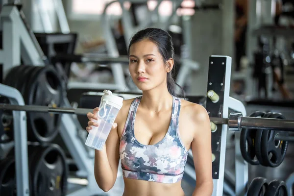 Portret Van Jonge Vrouw Trainen Gym — Stockfoto