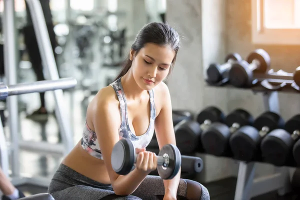 Portret Van Jonge Vrouw Trainen Gym — Stockfoto