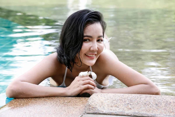 Yüzme Havuzunda Duran Gülümseyen Genç Kadın Bikini Portresi — Stok fotoğraf